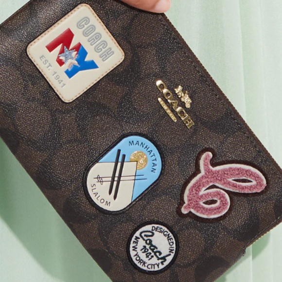 🆕 Large Corner Zip Wristlet In Signature Canvas With Ski Patches - Picture 3 of 6